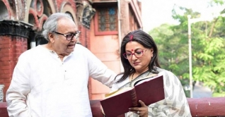 মাথার উপর থেকে বিশাল ছাতাটা হঠাৎ সরে গেল: অপর্ণা সেন