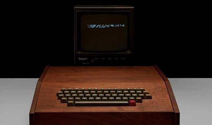 স্টিভ জোবসের তৈরি অ্যাপল-১।  ছবি টুইটার থেকে।