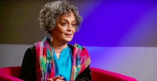 বিশ্বের ১০০ প্রভাবশালী ব্যক্তির একজন অরুন্ধতী রায়