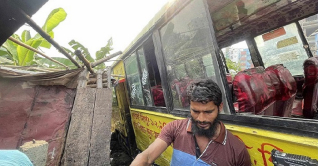 বনশ্রীতে বাসে পেট্রোল বোমা নিক্ষেপ, দগ্ধ ১ বনশ্রীতে বাসে পেট্রোল বোমা নিক্ষেপ, দগ্ধ ১