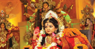 ঢাক-ঢোল আর উলুধ্বনিতে চলছে দেবী দুর্গার আরাধনা, আজ মহাঅষ্টমী ঢাক-ঢোল আর উলুধ্বনিতে চলছে দেবী দুর্গার আরাধনা, আজ মহাঅষ্টমী