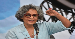 ‘পেন পিন্টার পুরস্কার’ পেলেন অরুন্ধতী রায়