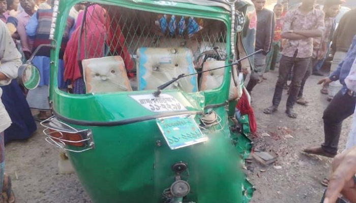 দুর্ঘটনাকবলিত অটোরিকশা।  ছবি : সংগৃহীত