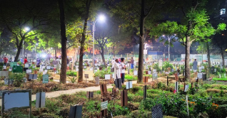 শবে বরাতের রাতে আজিমপুর কবরস্থানে মানুষের ঢল