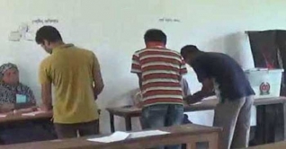 জালভোট দেয়ায় সময় প্রিজাইডিং কর্মকর্তা আটক