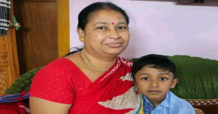 স্বামীর মোটরসাইকেল থেকে পড়ে স্ত্রীর মৃত্যু