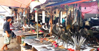 জমে উঠেছে দা, ছুরি ও বটি-চাপাতির বাজার