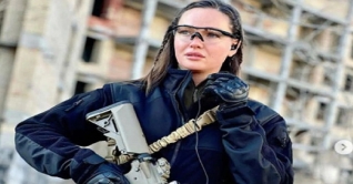 দেশ রক্ষায় প্রাক্তন মিস ইউক্রেনের হাতে বন্দুক 