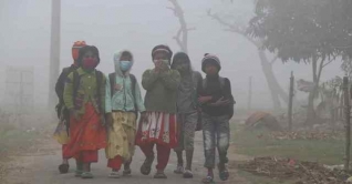 হিলিতে তীব্র শীতে বিপর্যস্ত জনজীবন