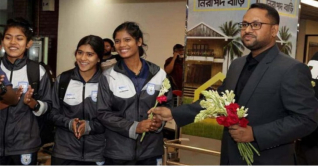 বিমানবন্দরে যুব বাঘিনীদের ফুলেল শুভেচ্ছা