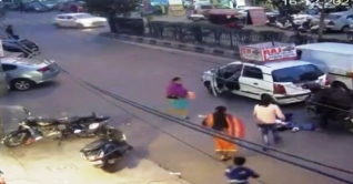 নারীকে ১৫০ মিটার টেনে নিয়ে গেল ছিনতাইকারী