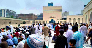 বায়তুল মোকাররমে ঈদের প্রথম জামাতে মুসল্লিদের ঢল