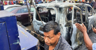 রাজধানীর বনানীতে চলন্ত মাইক্রোবাসে আগুন