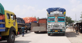 বাংলাবান্ধা বন্দরে আমদানি-রপ্তানি শুরু বাংলাবান্ধা বন্দরে আমদানি-রপ্তানি শুরু