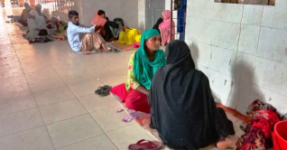 বরগুনায় ডায়রিয়ার প্রকোপ, মেঝেতে জায়গা না পেয়ে বারান্দায় চিকিৎসা