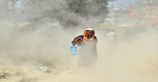 বায়ুদূষণে আজ শীর্ষে ঢাকা বায়ুদূষণে আজ শীর্ষে ঢাকা