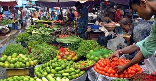 সবজির বাজার গরম, বেড়েছে মুরগির দাম