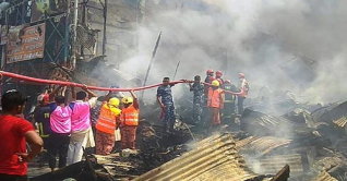 পানির সংকটে নিয়ন্ত্রণে আসছে না বঙ্গবাজারের আগুন