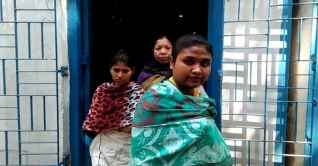 অবৈধ প্রবেশের দায়ে পশ্চিমবঙ্গে বাংলাদেশি দুই নারী গ্রেফতার অবৈধ প্রবেশের দায়ে পশ্চিমবঙ্গে বাংলাদেশি দুই নারী গ্রেফতার