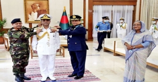 প্রধানমন্ত্রীর উপস্থিতিতে র্যাঙ্ক ব্যাজ পেলেন নৌবাহিনী প্রধান প্রধানমন্ত্রীর উপস্থিতিতে র্যাঙ্ক ব্যাজ পেলেন নৌবাহিনী প্রধান
