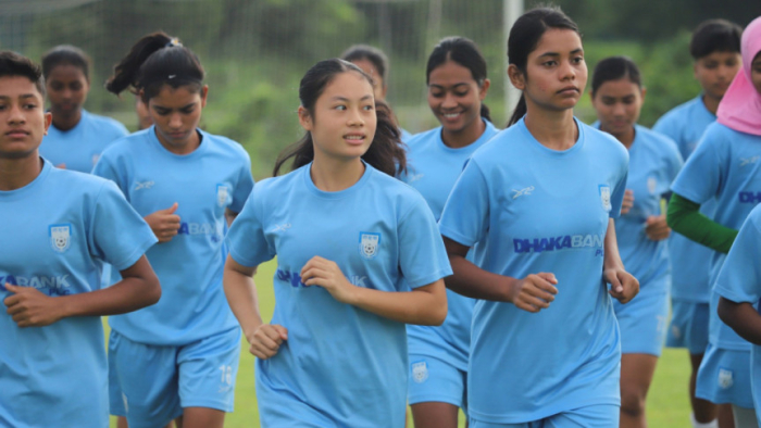 অনুশীলনে বাংলাদেশ অনূর্ধ্ব-২০ নারী দলের ফুটবলাররা। ছবি: বাফুফে
