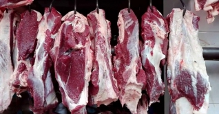 গরুর মাংসে রং, দুই ব্যবসায়ী আটক, জরিমানা ১০ হাজার