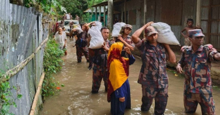 বন্যাদুর্গতদের পাশে বিজিবি, এ পর্যন্ত ৪০৭১৬ পরিবারে ত্রাণ বিতরণ বন্যাদুর্গতদের পাশে বিজিবি, এ পর্যন্ত ৪০৭১৬ পরিবারে ত্রাণ বিতরণ