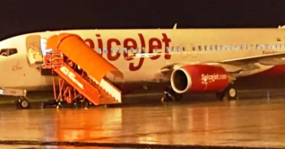 ঝড়ের কবলে মাঝ আকাশে যাত্রীবোঝাই বিমান