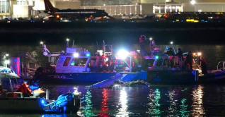 ওয়াশিংটনে বিমান-হেলিকপ্টার সংঘর্ষে কেউ বেঁচে নেই ওয়াশিংটনে বিমান-হেলিকপ্টার সংঘর্ষে কেউ বেঁচে নেই