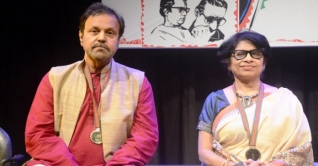 সম্মাননায় ভূষিত তারিক আনাম খান-সারা যাকের