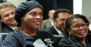 করোনায় মারা গেলেন রোনালদিনহোর মা ডোনা করোনায় মারা গেলেন রোনালদিনহোর মা ডোনা