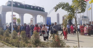 ছুটির দিনে বাণিজ্য মেলায় উপচে পড়া ভিড় ছুটির দিনে বাণিজ্য মেলায় উপচে পড়া ভিড়