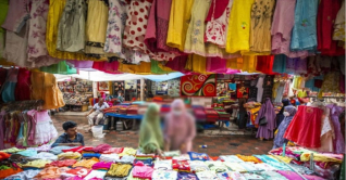 আগুনে পোড়া বঙ্গবাজারে বসলো অস্থায়ী দোকান