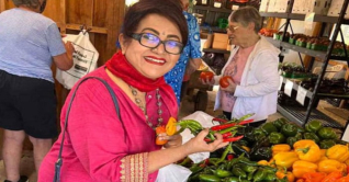 কানাডার বাজারে দেখা মিলল ববিতার কানাডার বাজারে দেখা মিলল ববিতার