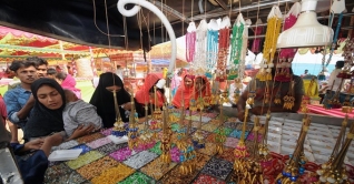 বগুড়ার গাবতলীতে জমে উঠেছে বউমেলা