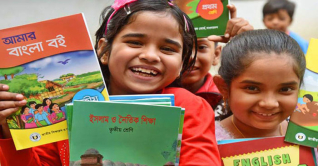 ফোন নয়, আপনার শিশুর হাতে বই তুলে দিন