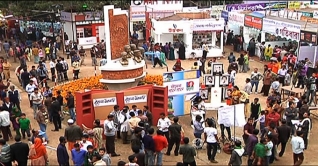 আজও শিশুদের কলকাকলীতে মুখরিত বইমেলা আজও শিশুদের কলকাকলীতে মুখরিত বইমেলা