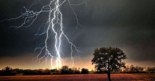 বজ্রপাতে মা-ছেলেসহ ৯ জনের মৃত্যু