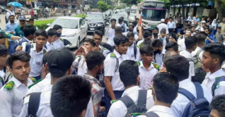 বনানীর সড়কে হাফ পাসের দাবিতে শিক্ষার্থীদের অবস্থান বনানীর সড়কে হাফ পাসের দাবিতে শিক্ষার্থীদের অবস্থান