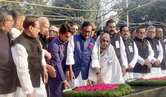 বঙ্গবন্ধুর প্রতিকৃতিতে তার দৌহিত্র রাদওয়ান মুজিব সিদ্দিক ববিসহ আওয়ামী লীগের শ্রদ্ধা। ছবি: সংগৃহীত