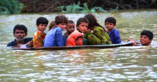 পাকিস্তানে বন্যায় ক্ষতিগ্রস্তদের ত্রান দিচ্ছে বাংলাদেশ