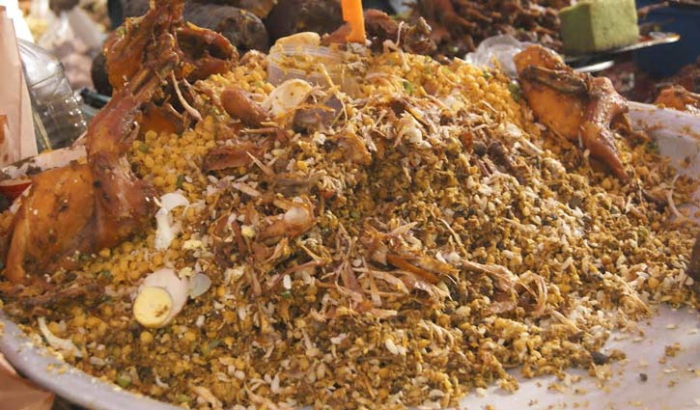 চকবাজারের ইফতারের মূল আকর্ষণ ‘বড় বাপের পোলায় খায়’