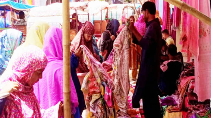 বউ বাজারে পোশাক কিনতে আসা নারী ক্রেতাদের উপচেপড়া ভিড়। ছবি: বাসস