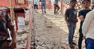 ওভারব্রিজ ভাঙতে গিয়া মার্কেটে আগুন, দাবি ব্যবসায়ীদের