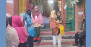 নাতির কোলে চড়ে ভোট দিলেন বৃদ্ধা অফুলা নাতির কোলে চড়ে ভোট দিলেন বৃদ্ধা অফুলা