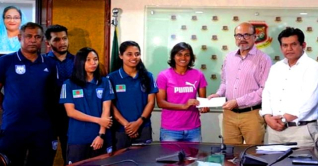 বিসিবির পুরস্কারের টাকা বুঝে পেলেন সাফজয়ী ফুটবলাররা