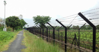 বাংলাদেশি কিশোরীকে গুলি করে মরদেহ নিয়ে গেল বিএসএফ বাংলাদেশি কিশোরীকে গুলি করে মরদেহ নিয়ে গেল বিএসএফ