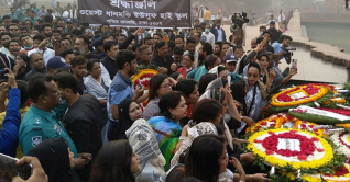 ফুলেল শ্রদ্ধা আর ভালোবাসায় শ্রেষ্ঠ সন্তানদের স্মরণ করছে জাতি