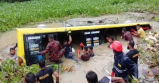 সুনামগঞ্জে যাত্রী নিয়ে খালে বাস, সবাই জীবিত উদ্ধার