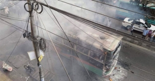 এক ঘণ্টার মধ্যে ঢাকায় ৬ বাসে আগুন